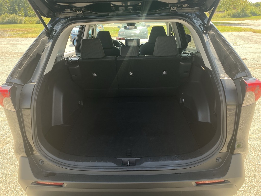 2022 Toyota RAV4 LE photo 19