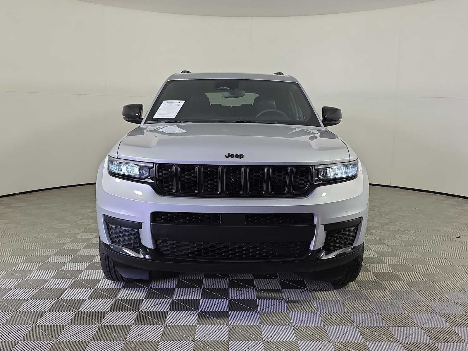 2024 Jeep Grand Cherokee Altitude photo 2