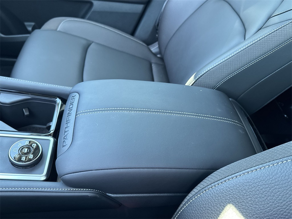 2025 Nissan Pathfinder SL photo 25