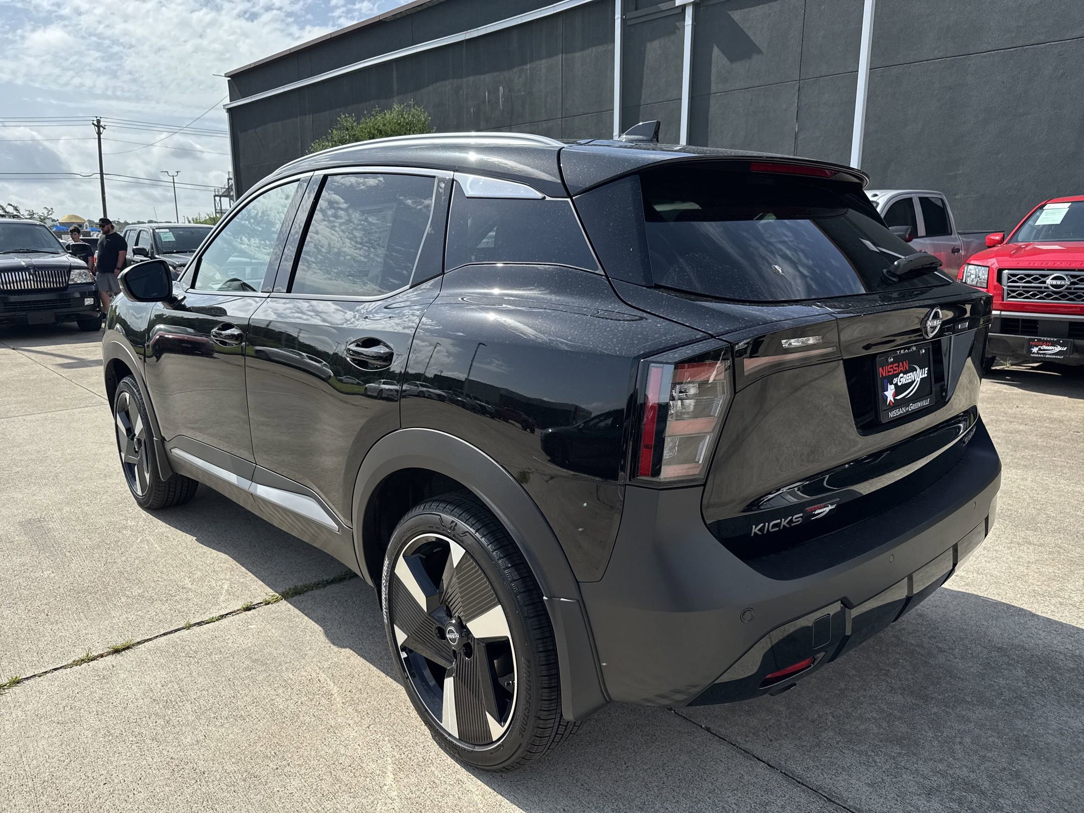 2025 Nissan Kicks SR photo 2