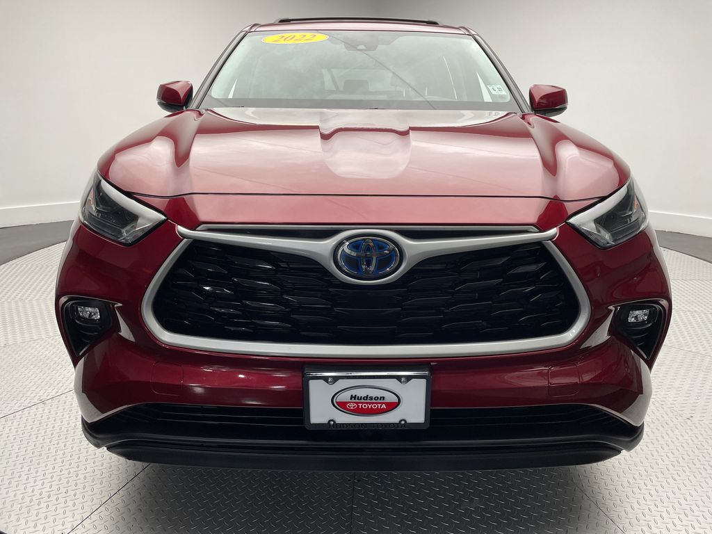 2022 Toyota Highlander Hybrid LE photo 2