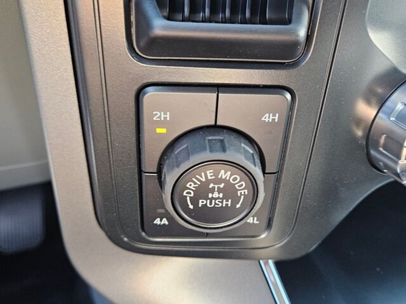 2025 Ford F-150 Lariat photo 19