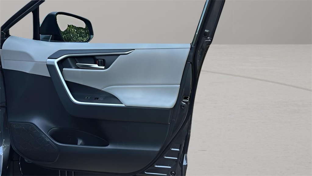 2025 Toyota RAV4 XLE photo 17