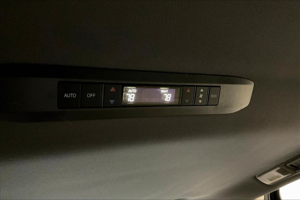 2023 Toyota Sienna XLE photo 32