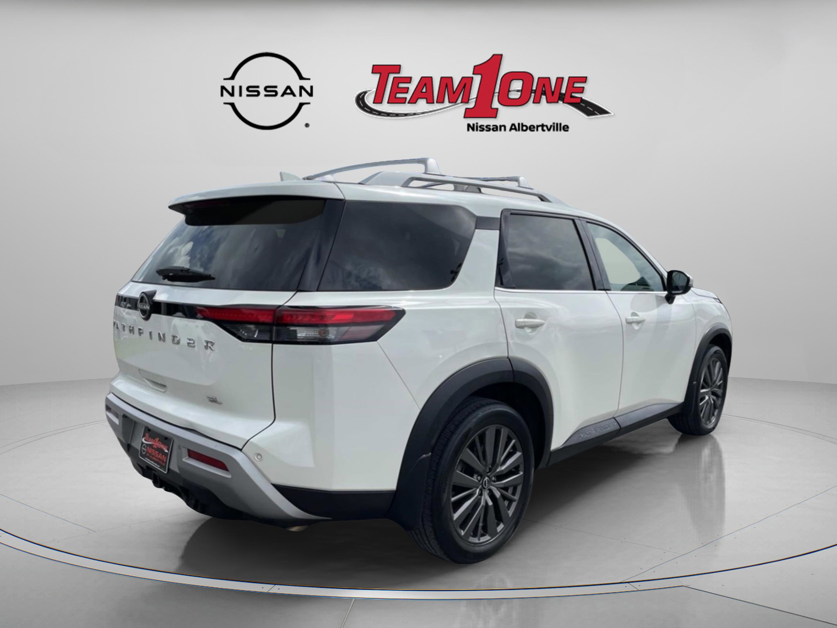 2022 Nissan Pathfinder SL photo 3