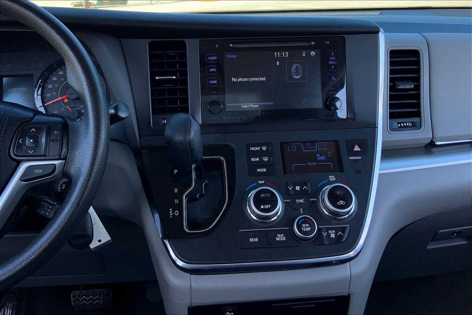 2017 Toyota Sienna LE photo 6