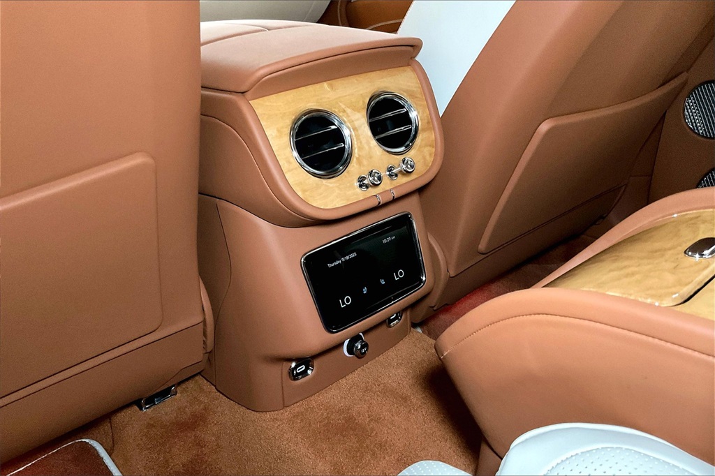 2024 Bentley Bentayga Azure photo 30