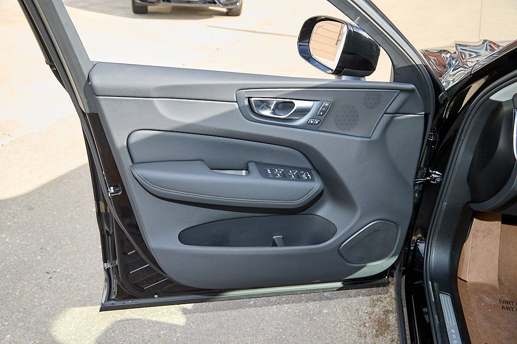 2026 VOLVO XC60 - Image 9