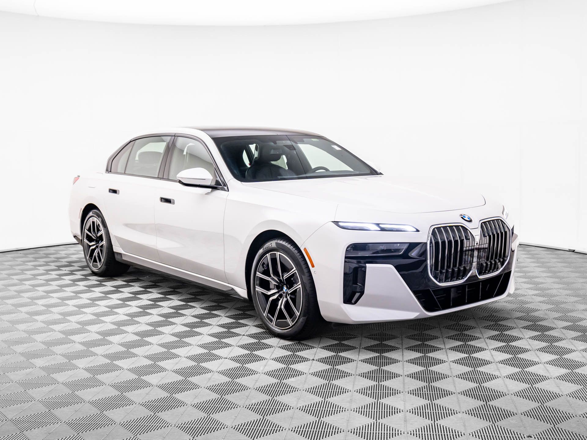 New 2025 Mineral White Metallic BMW 760i xDrive image 7
