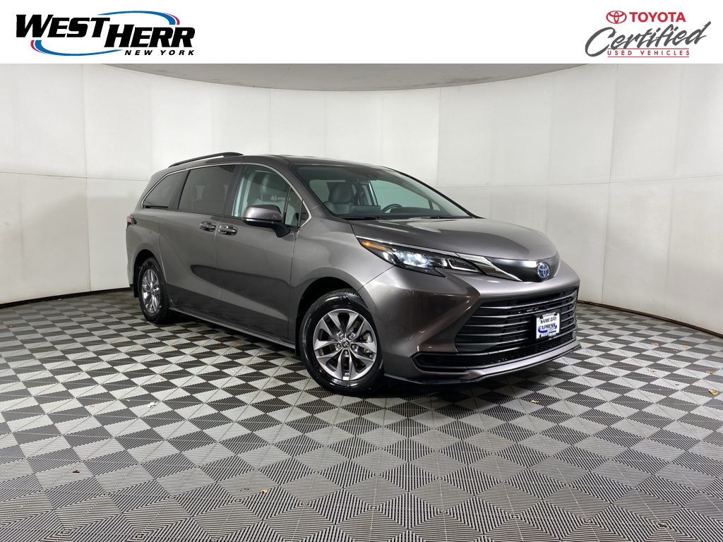 2024 Toyota Sienna LE's photo