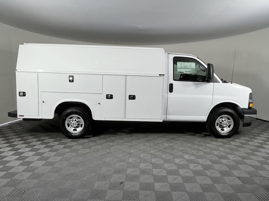 2024 Chevrolet Express Cutaway 3500 photo 3