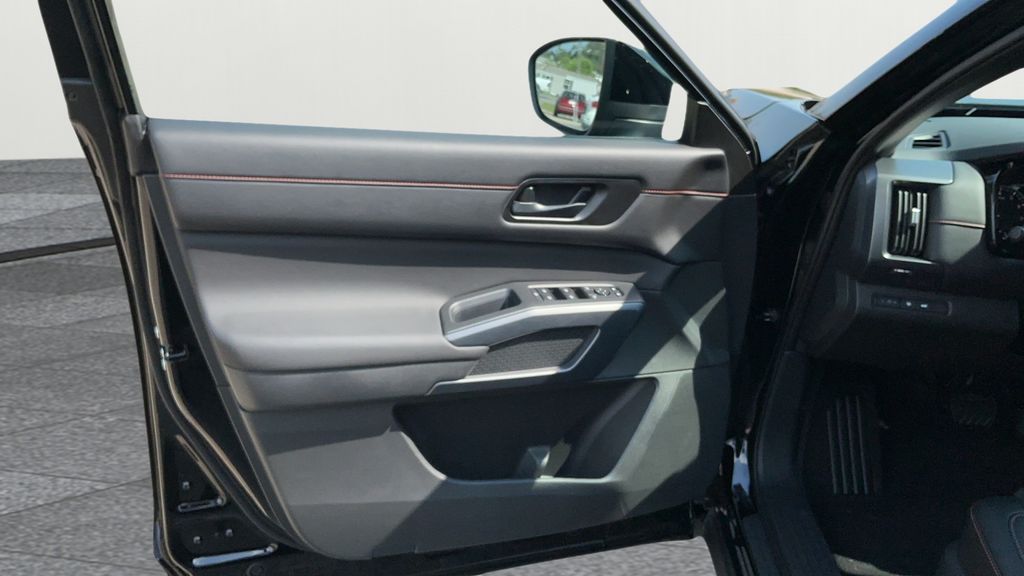 2025 Nissan Pathfinder Rock Creek photo 2