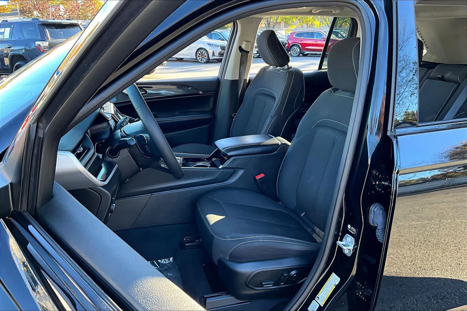 2023 Jeep Grand Cherokee Laredo photo 4