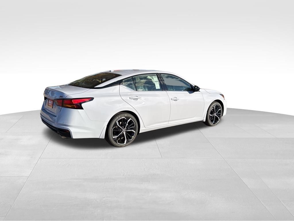2025 Nissan Altima SR photo 3