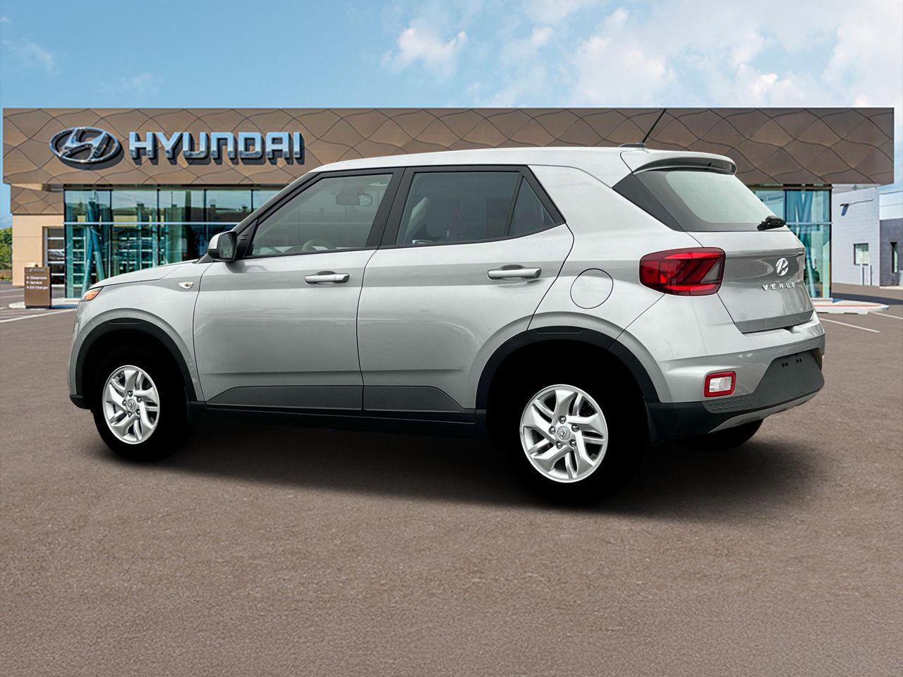 2025 Hyundai Venue SE photo 2