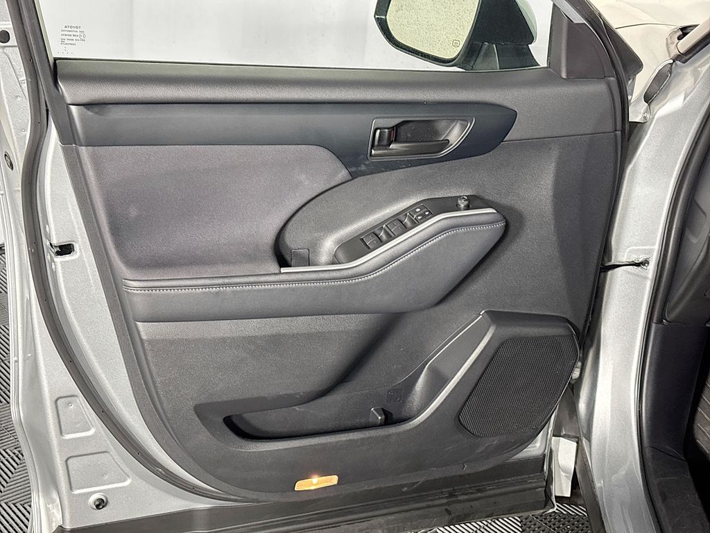 2024 Toyota Highlander LE photo 10