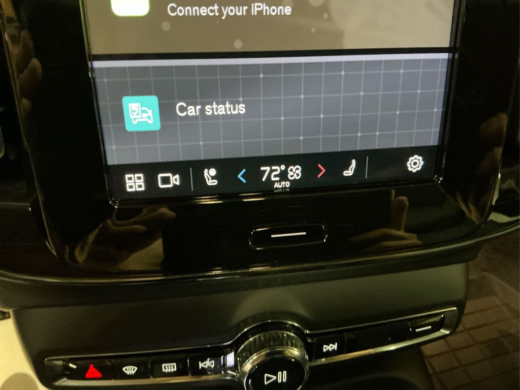2023 Volvo XC40 Plus photo 18