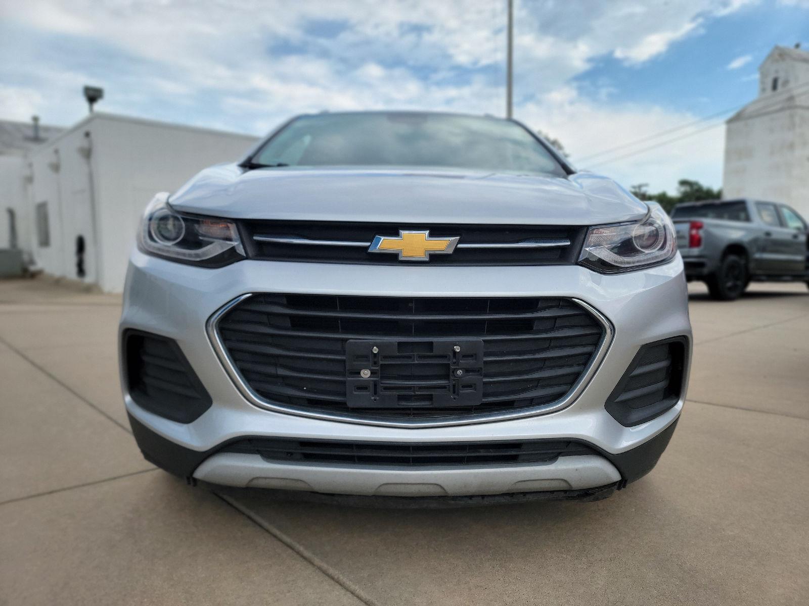 Used 2020 Chevrolet Trax LT with VIN 3GNCJLSB2LL205053 for sale in Haven, KS