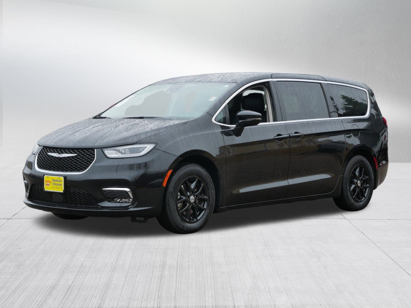2024 Chrysler Pacifica Touring L photo 3