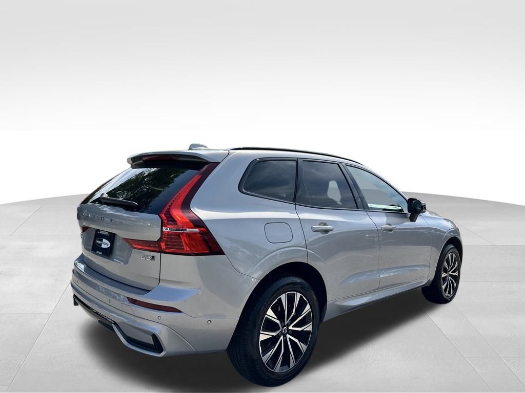 2025 Volvo XC60 B5 Plus photo 4