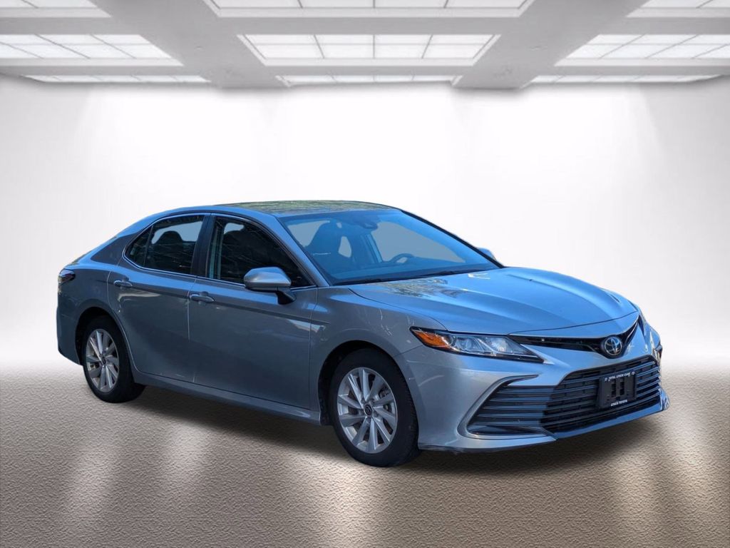2022 Toyota Camry LE's photo