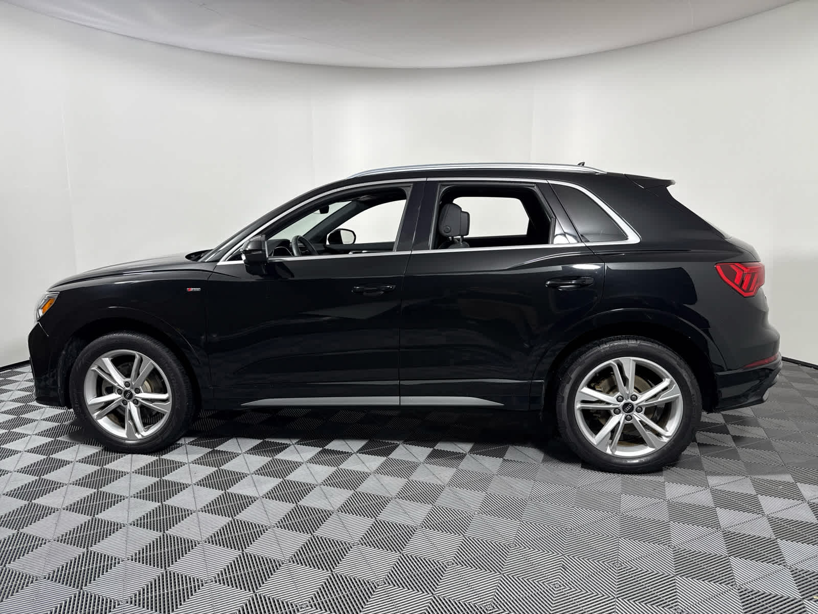2022 Audi Q3 S line Premium Plus photo 3