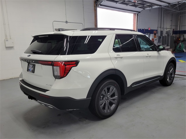 2025 Ford Explorer photo 4