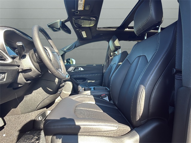 2026 Chrysler Pacifica photo 14