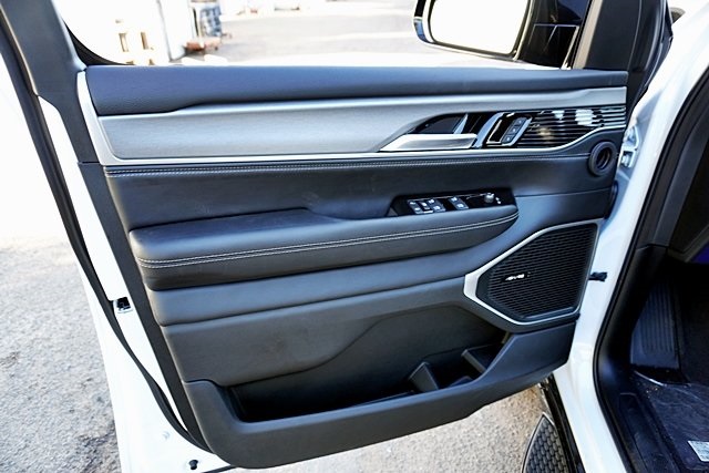 New 2025 Bright White Clear-Coat Exterior Paint Jeep Series II image 27