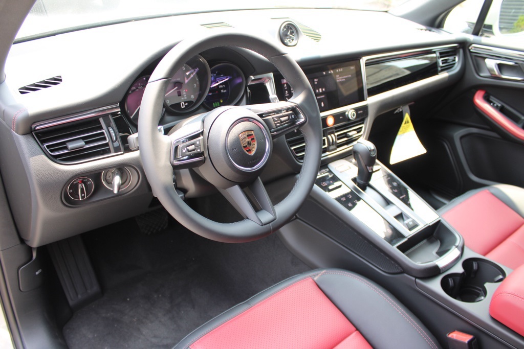 2025 Porsche Macan S photo 3