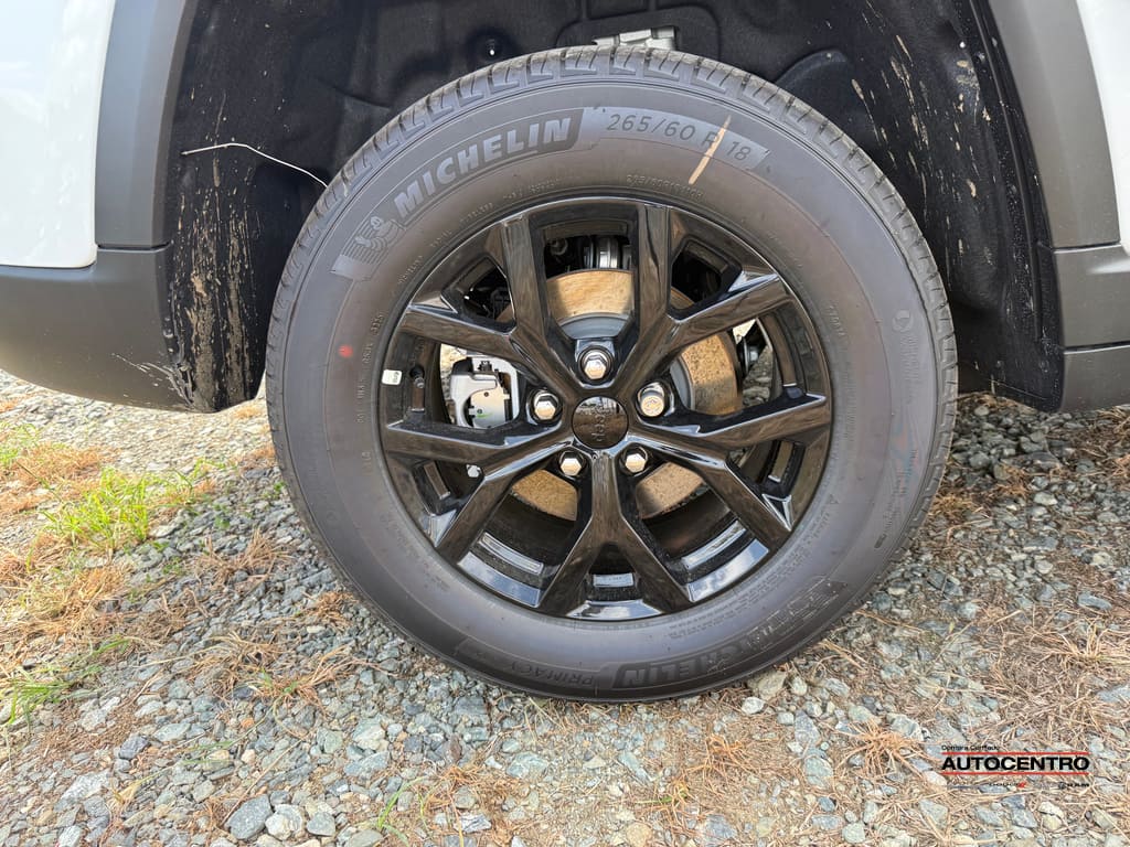 2025 Jeep Grand Cherokee Laredo Altitude photo 4