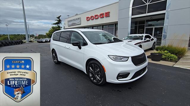 2026 Chrysler Pacifica Select's photo