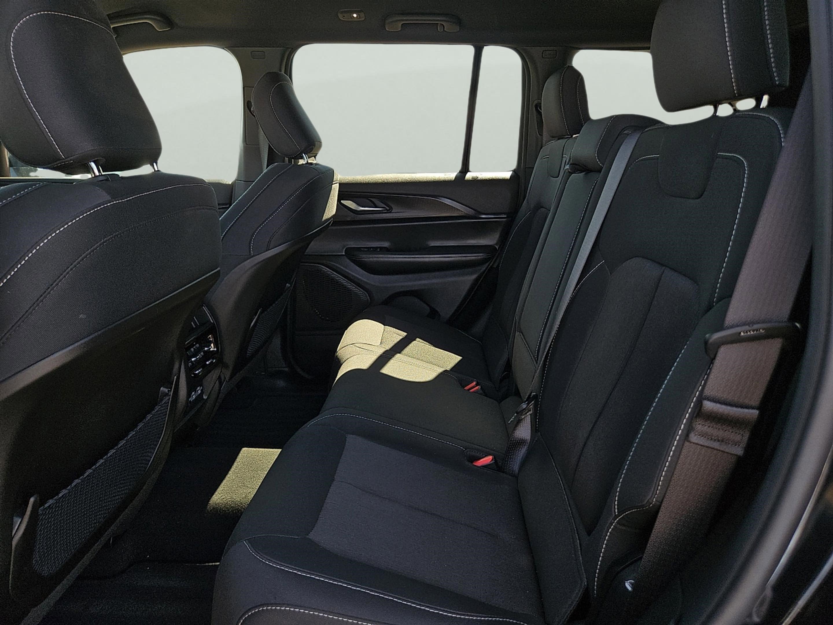 2025 Jeep Grand Cherokee Laredo photo 10