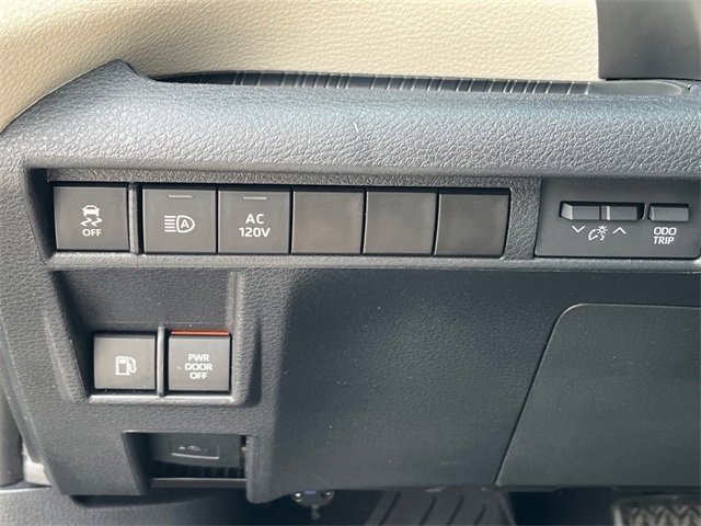 2022 Toyota Sienna XLE photo 9