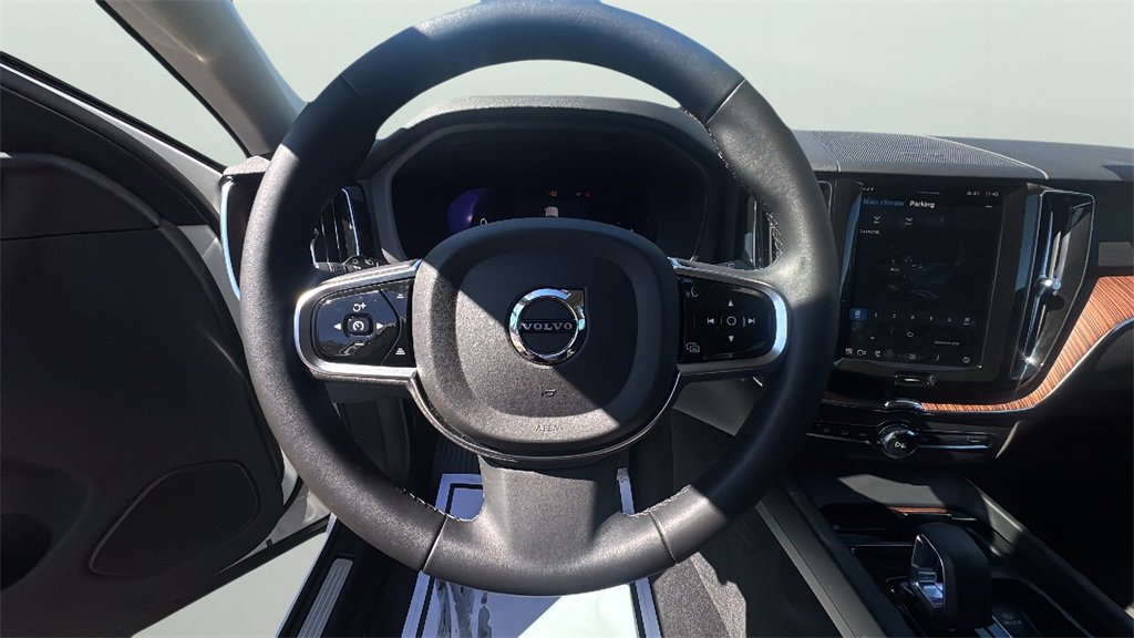 2024 Volvo XC60 B5 Plus photo 10