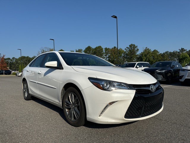 2016 Toyota Camry SE photo 2