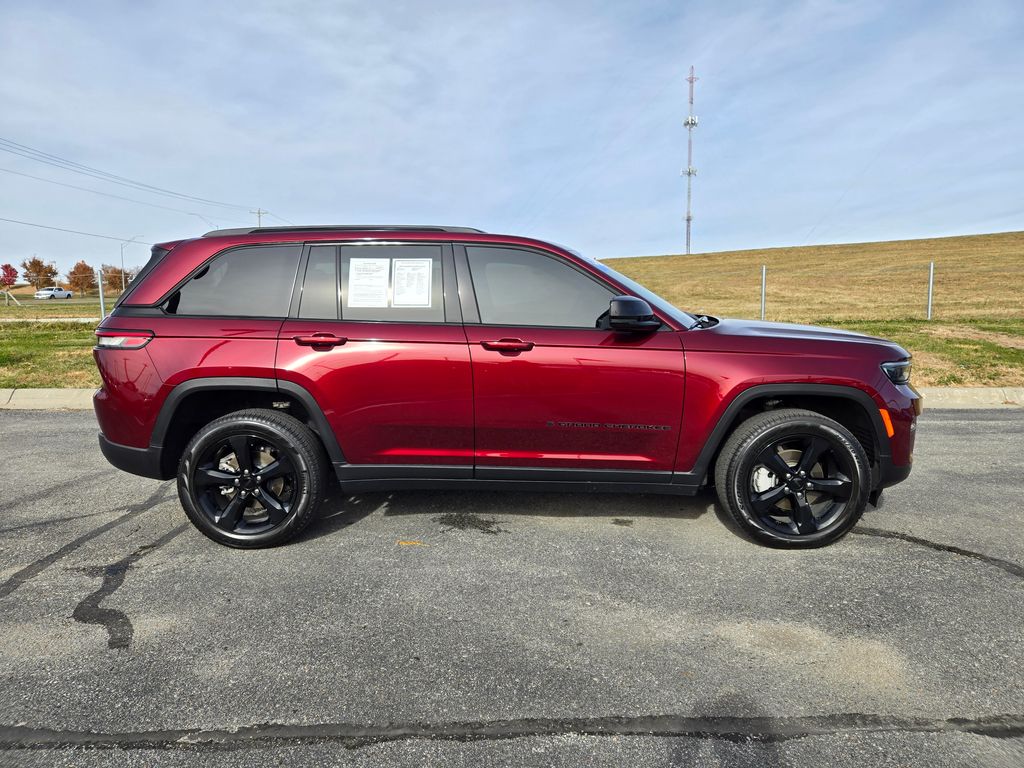 2025 Jeep Grand Cherokee Limited photo 2