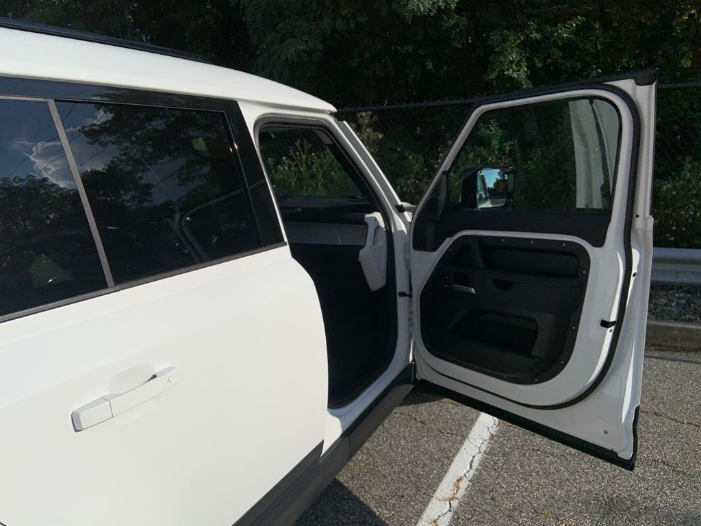 2025 Land Rover Defender 110 S photo 17
