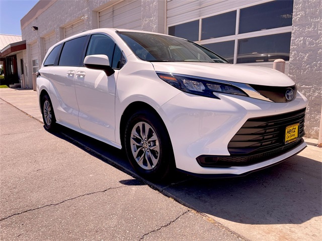2024 Toyota Sienna LE photo 2