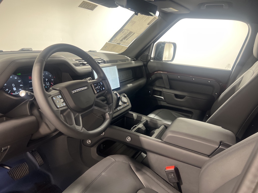 2025 Land Rover Defender 130 X-Dynamic SE photo 10