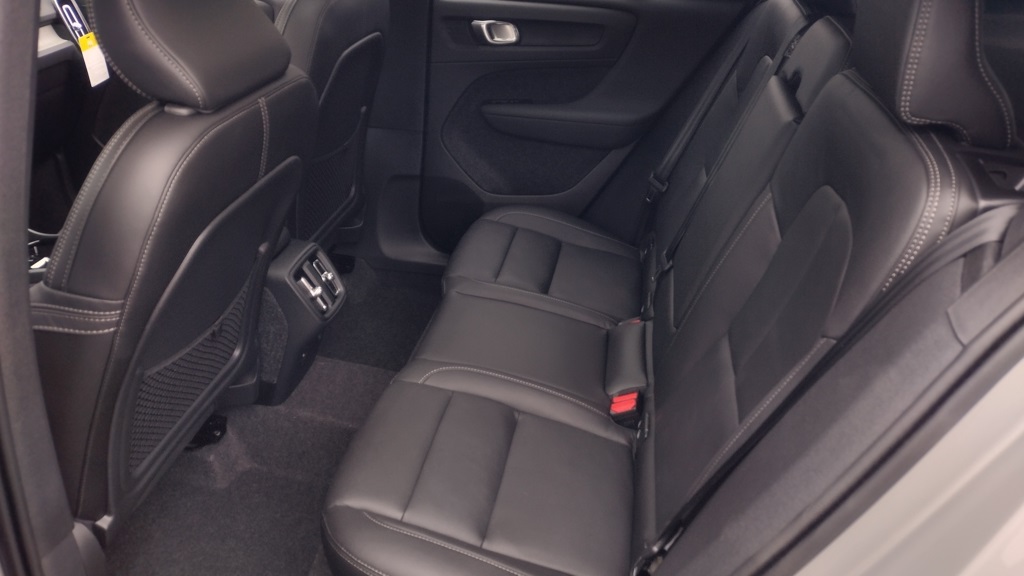 2025 VOLVO XC40 - Image 17