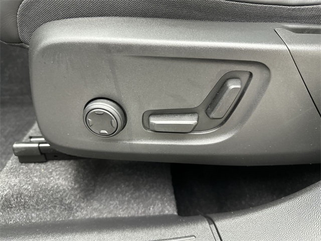 2022 Volvo XC40 R-Design photo 4