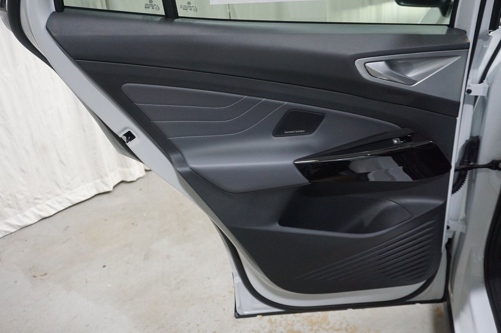 2025 Volkswagen ID.4 Pro Plus photo 29