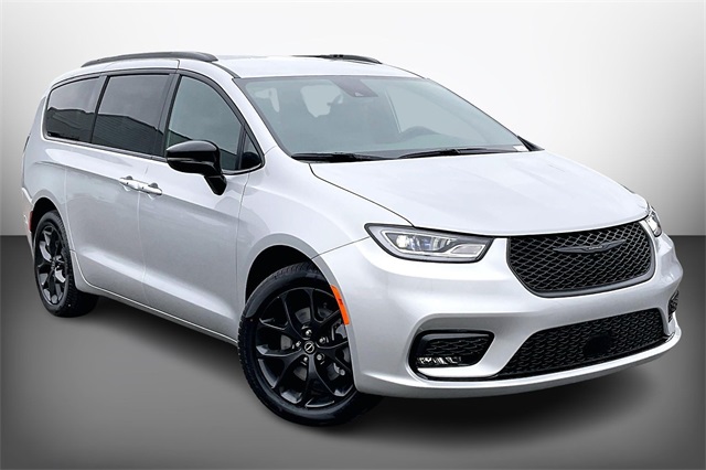 2026 Chrysler Pacifica Select's photo