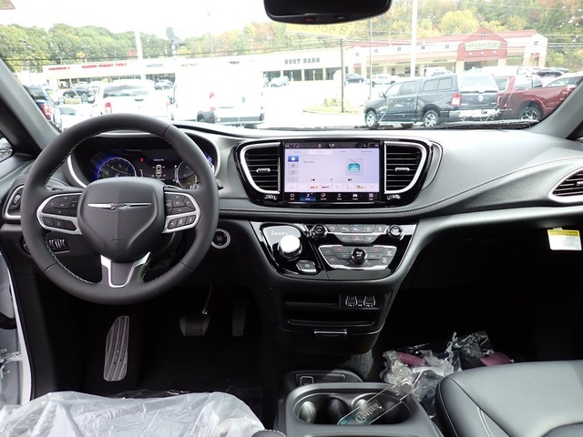 2025 Chrysler Pacifica photo 14