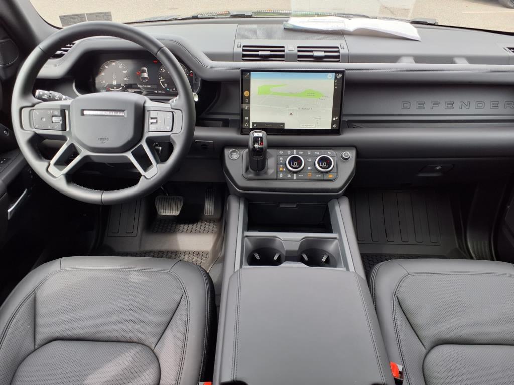 2025 Land Rover Defender 110 S photo 4