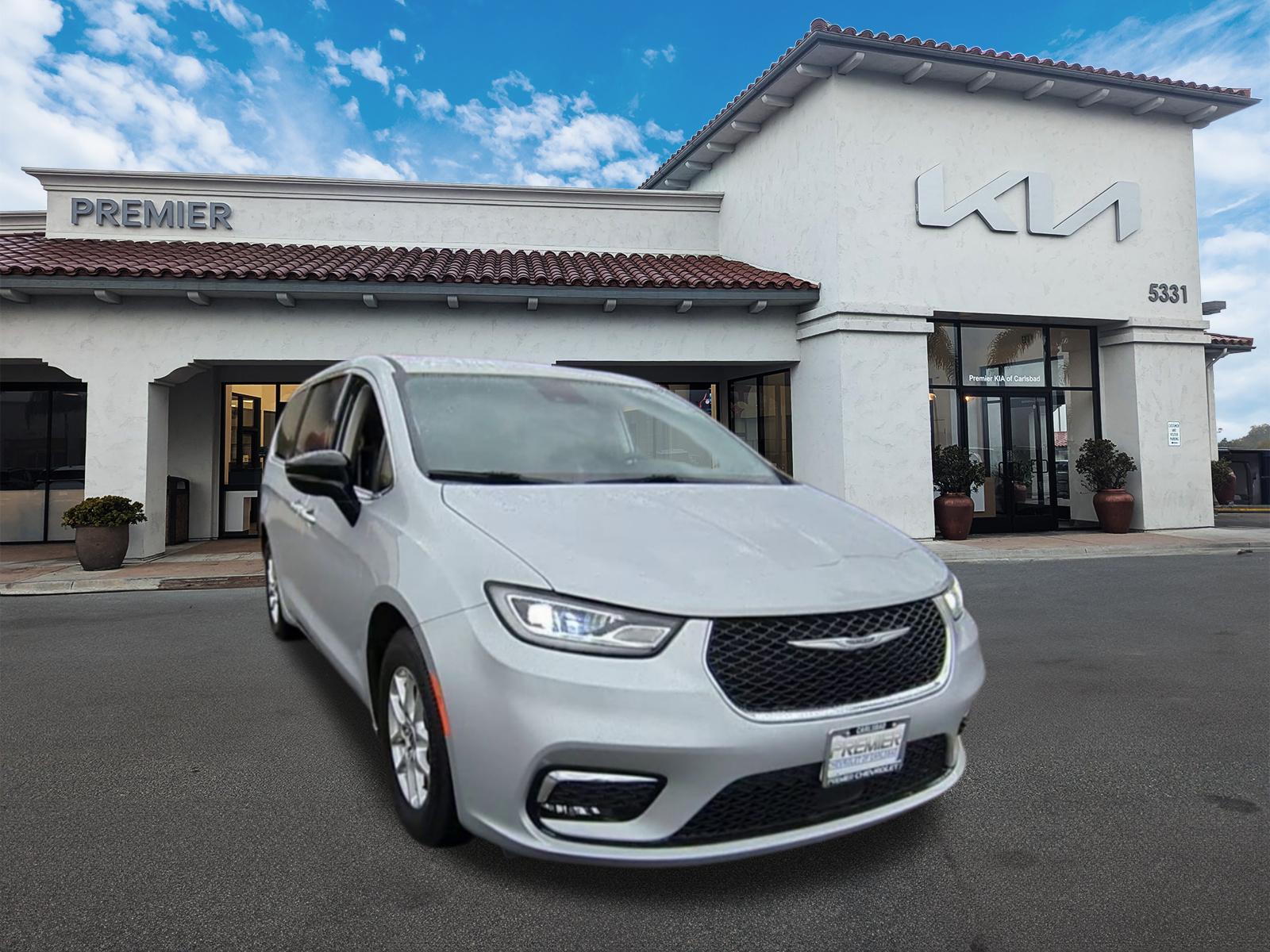 2024 Chrysler Pacifica Touring L photo 2