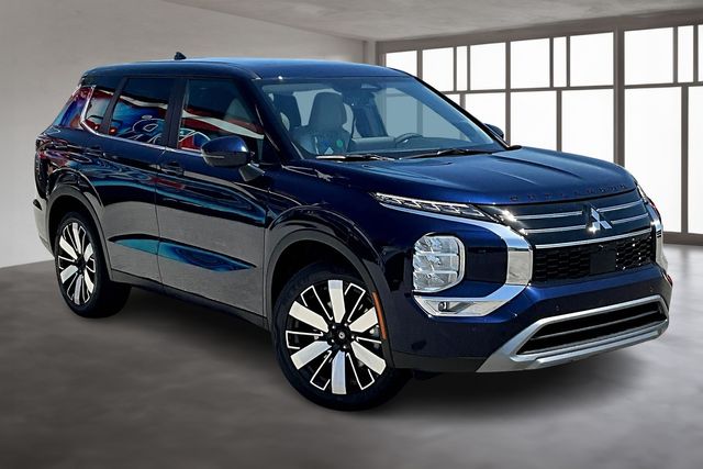 2025 Mitsubishi Outlander SE photo 3