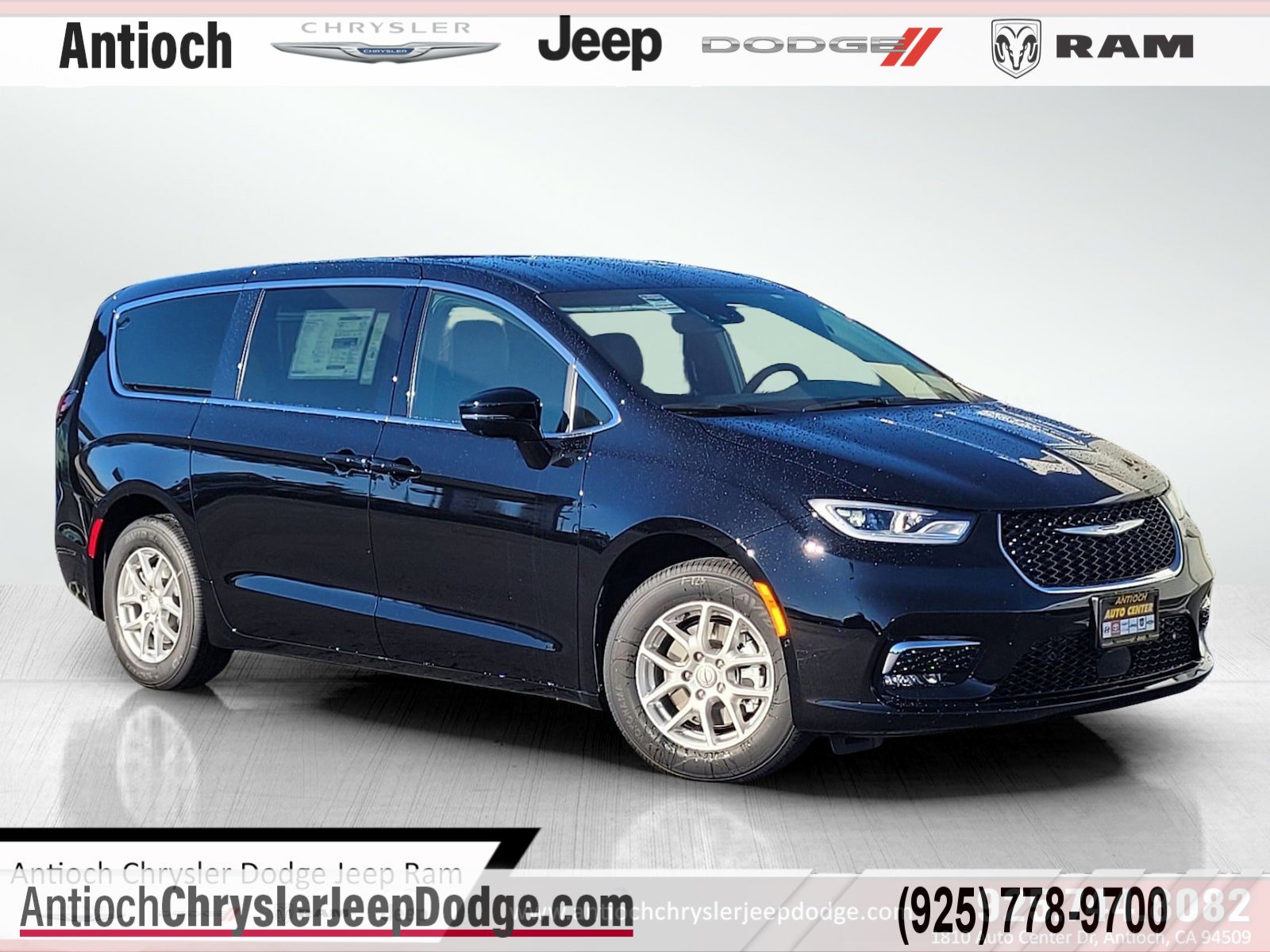 2026 Chrysler Pacifica Select's photo