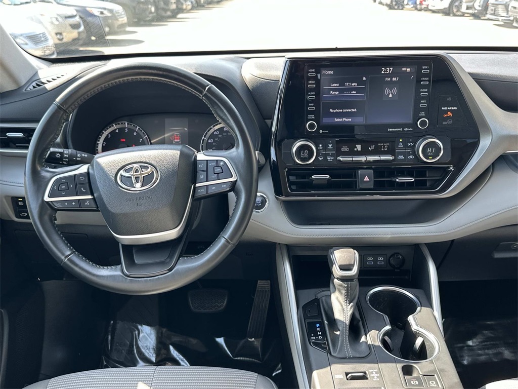 2022 Toyota Highlander LE photo 2